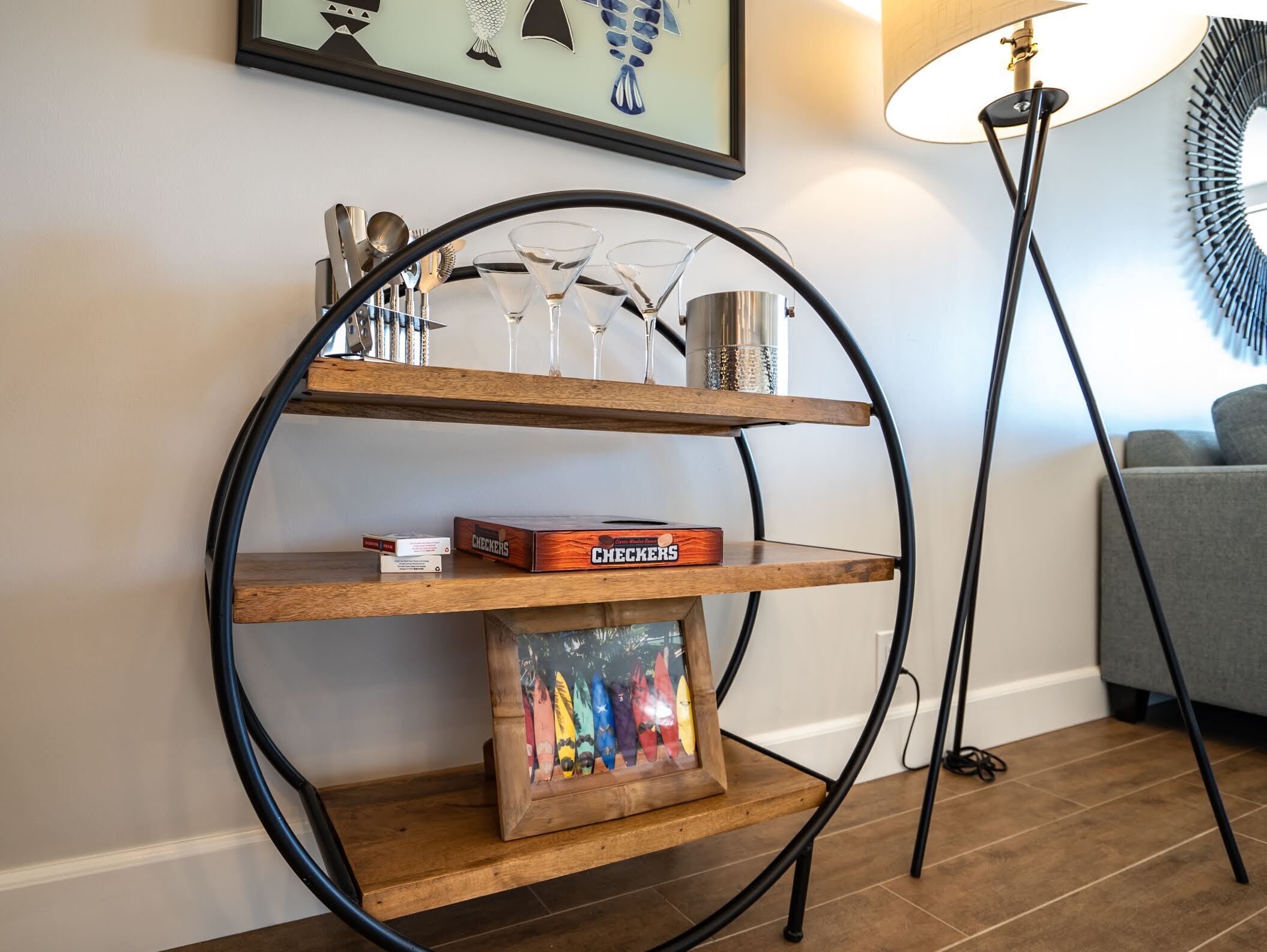 Een rond houten plankje met een ingelijste foto, een doos Checkers en een lamp.