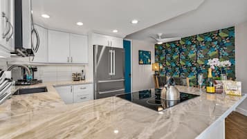 Kondo Mewah | Dapur pribadi | Lemari es besar, microwave, oven, dan kompor