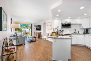 Living area - Modern & Polished Oceanfront Vistas (Kihei)