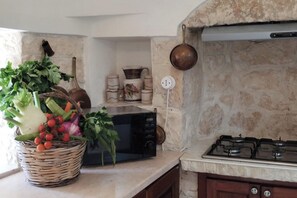 Køleskab, mikrobølgeovn, ovn, kogeplade