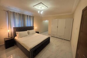 3 bedrooms, iron/ironing board, WiFi, bed sheets - 3 Bed Apartment Sleeps 6 - Parking, Patio, Wifi (Freetown)