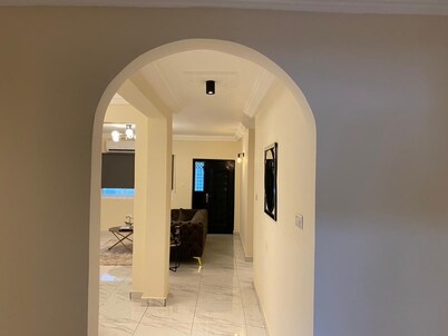 3 Bed Apartment Sleeps 6 - Parking, Patio, Wifi