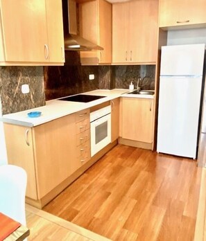 Frigorifero, microonde, forno, piano cottura