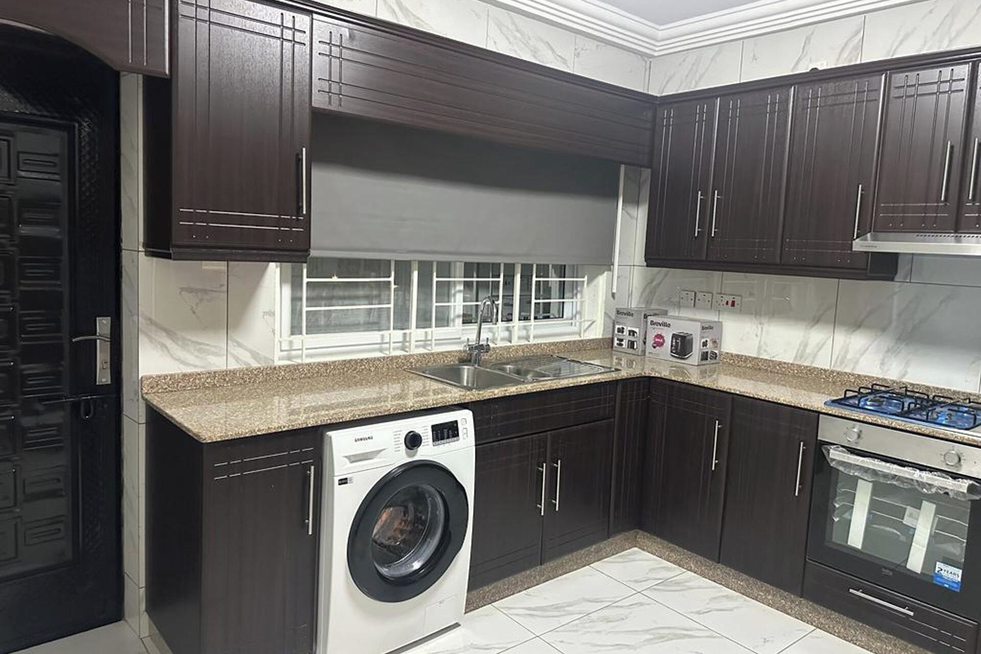 Refrigerador, microondas, horno y parrilla de estufa 