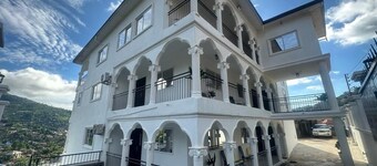 3 Bed Apartment Sleeps 6 - EnSuites, Parking, Wifi