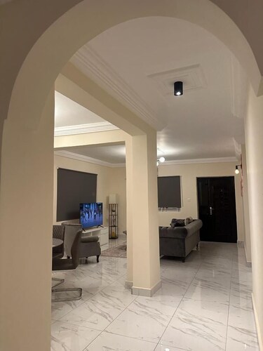 3 Bed Apartment Sleeps 6 - EnSuites, Parking, Wifi