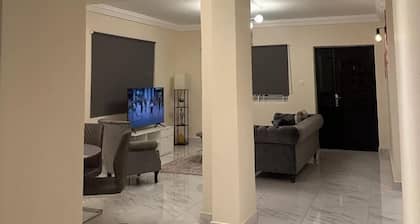 3 Bed Apartment Sleeps 6 - EnSuites, Parking, Wifi