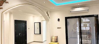 2 Bed Apartment Sleeps 4 - Jacuzzi, Parking, Wifi