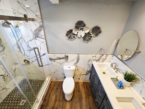 Douche, sèche-cheveux, serviettes fournies, savon