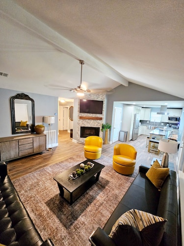 Mama’s Modern House is family and pet friendly, large yard, quartz countertops 