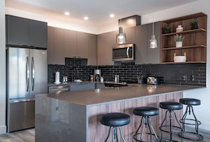 Condo | Cozinha privada | Geladeira grande, micro-ondas, fogão, cooktop