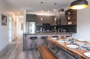 Condo | Cozinha privada | Geladeira grande, micro-ondas, fogão, cooktop