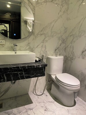 Chambre Standard double ou avec lits jumeaux | Salle de bain | Pantoufles, serviettes fournies, savon, shampooing