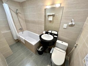 Habitación básica | Baño | Tina y regadera independientes, secadora de cabello, batas, pantuflas 
