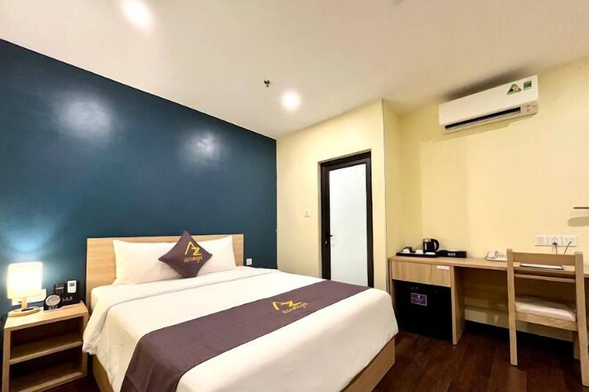 Deluxe Room | 1 bedroom, in-room safe, iron/ironing board, free WiFi