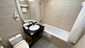 Rom – deluxe | Bad | Separat badekar og dusj, hårføner, badekåper og tøfler