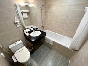 Kamar Deluks | Kamar mandi | Bathtub dan shower terpisah, pengering rambut, jubah mandi, dan sandal
