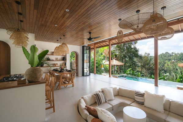 Villa, 2 soverom | Oppholdsrom | Smart-TV