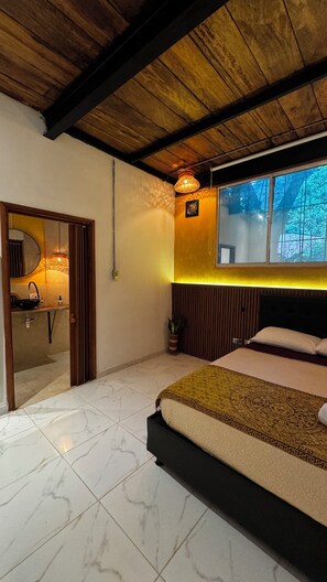 Junior tweepersoonskamer, 1 slaapkamer | Luxe beddengoed, donsdekens, individueel gedecoreerd