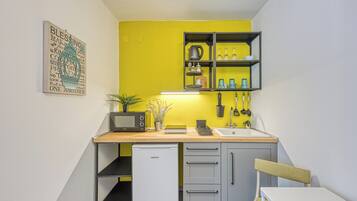 Frigorifero, microonde, piano cottura, tostapane