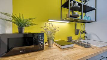 Frigorifero, microonde, piano cottura, tostapane