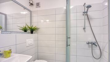 Combined shower/bathtub, towels