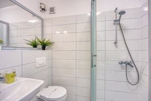 Combined shower/bathtub, towels - Blue Studio Apartment, Veli Lošinj, Croatia (Veli Lošinj)