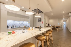 Frigorifero, microonde, forno, piano cottura