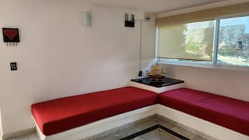 Deluxe Villa, 1 Bedroom, Pets allowed, Garden View | Interior