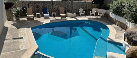 Villa, 1 chambre, accessible aux personnes à mobilité réduite | Piscine | Piscine extérieure, chaises longues