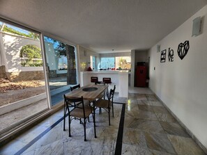 Deluxe Villa, 1 Bedroom, Pets allowed, Garden View | Dining