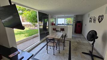 Deluxe-Villa, 1 Schlafzimmer, Haustiere gestattet, Gartenblick | Speisen