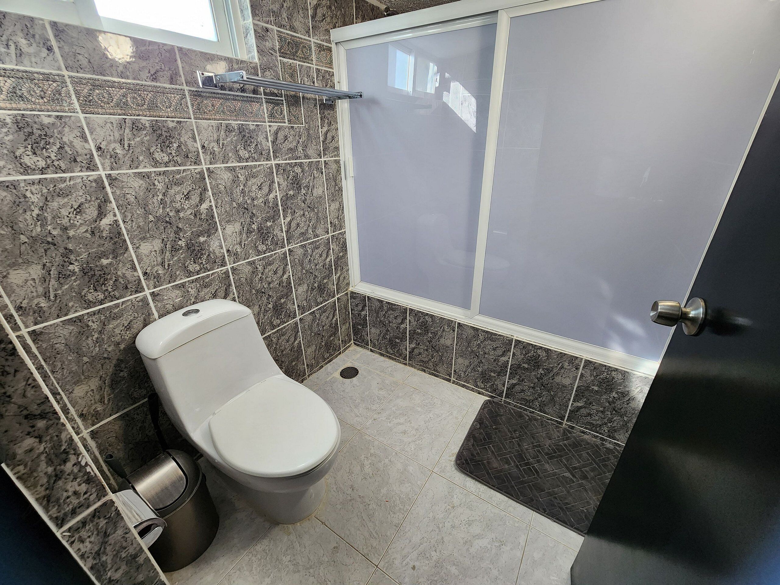 Deluxe-Villa, 1 Schlafzimmer, Haustiere gestattet, Gartenblick | Badezimmer | Haartrockner, Handtücher, Seife, Shampoo