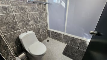 Deluxe-Villa, 1 Schlafzimmer, Haustiere gestattet, Gartenblick | Badezimmer | Haartrockner, Handtücher, Seife, Shampoo
