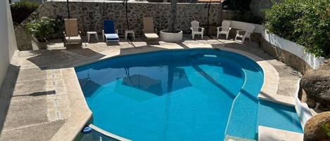 Piscine extérieure, chaises longues