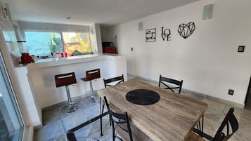 Deluxe-Villa, 1 Schlafzimmer, Haustiere gestattet, Gartenblick | Speisen