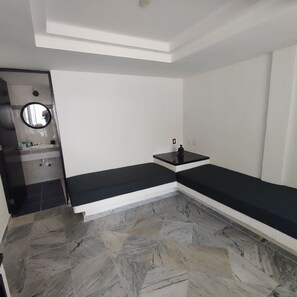 A bathroom with a black bench, a mirror, and a sink. - Secretos del Sol (Acapulco)