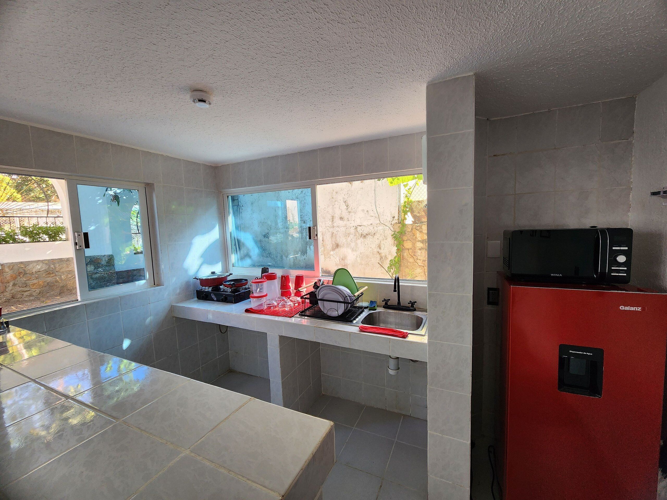 Villa Deluxe, 1 habitación, se aceptan mascotas, vista al jardín | Cocina privada | Frigobar, microondas, plancha de cocina y utensilios de cocina 