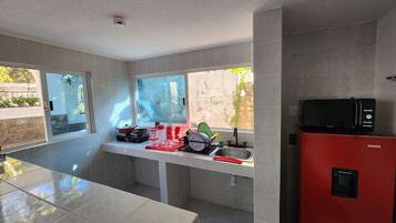 Villa Deluxe, 1 habitación, se aceptan mascotas, vista al jardín | Cocina privada | Frigobar, microondas, plancha de cocina y utensilios de cocina