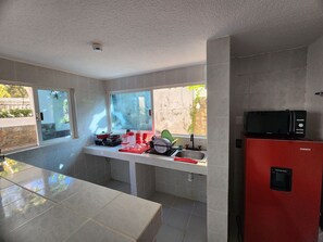 Deluxe villa, 1 slaapkamer, huisdieren toegestaan, uitzicht op tuin | Privékeuken | Een minikoelkast, een microgolfoven, een kookplaat