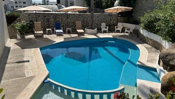 Outdoor pool, open 8:00 AM to 9:00 PM, pool loungers