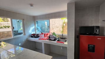 Deluxe Villa, 1 Bedroom, Pets allowed, Garden View | Private kitchen