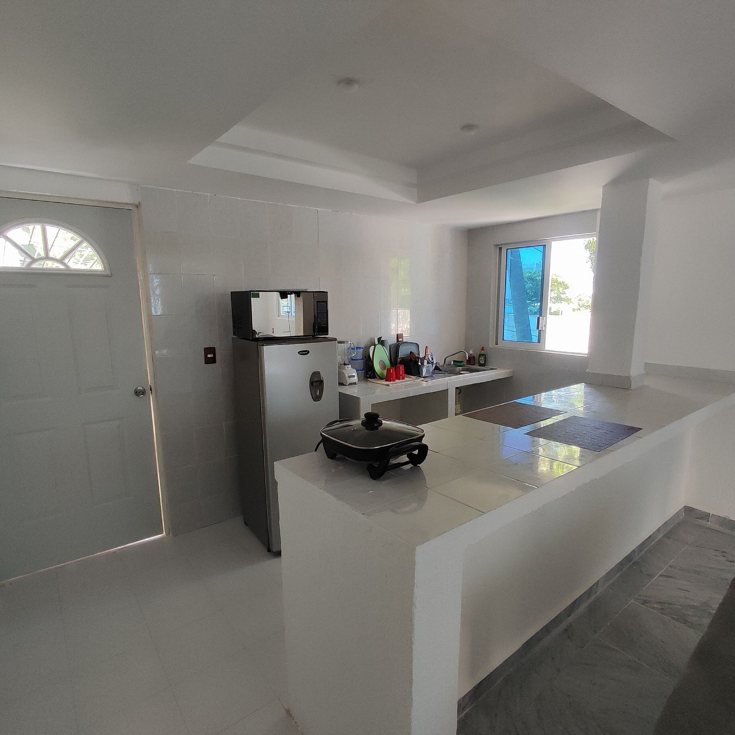 Villa Confort, 1 habitación | Cocina privada | Frigobar, microondas, plancha de cocina y utensilios de cocina 