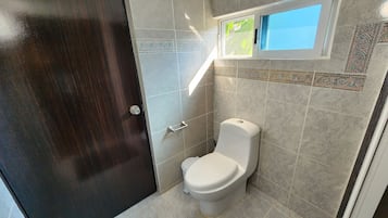 Villa básica, 1 habitación, acceso para personas con movilidad reducida | Baño | Secadora de cabello, toallas, jabón, shampoo