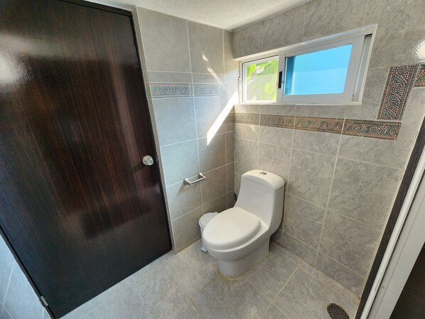 Eenvoudige villa, 1 slaapkamer, toegankelijk voor rolstoelgebruikers | Badkamer | Een haardroger, handdoeken, zeep, shampoo