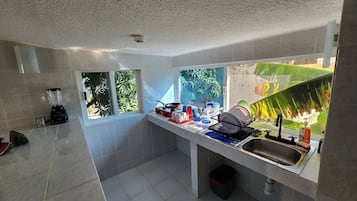 Villa básica, 1 habitación, accesible en silla de ruedas | Cocina privada | Frigorífico pequeño, microondas, plancha y utensilios de cocina