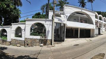 Deluxe Villa, 1 Bedroom, Pets Allowed, Garden View | Exterior