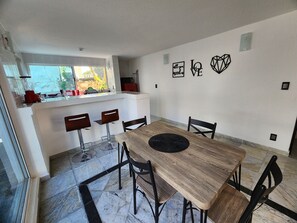 Deluxe Villa, 1 Bedroom, Pets Allowed, Garden View | Dining