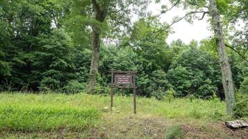 A signpost in a wooded area with text indicating it is a public land.