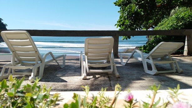 Three white lounge chairs facing the ocean. - El Patio de Don Moncho - Shalpa (Jicalapa)